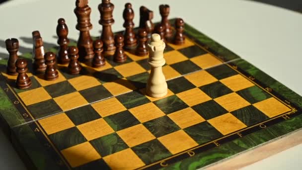 Человек Бросает Короля Вращающуюся Шахматную Доску Медленное Движение — стоковое видео