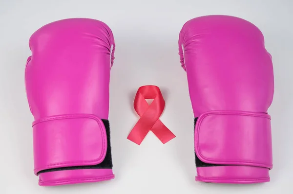 Różowe Rękawice Bokserskie Różowa Wstążka Białym Tle Koncepcja Zwalczania Raka — Zdjęcie stockowe