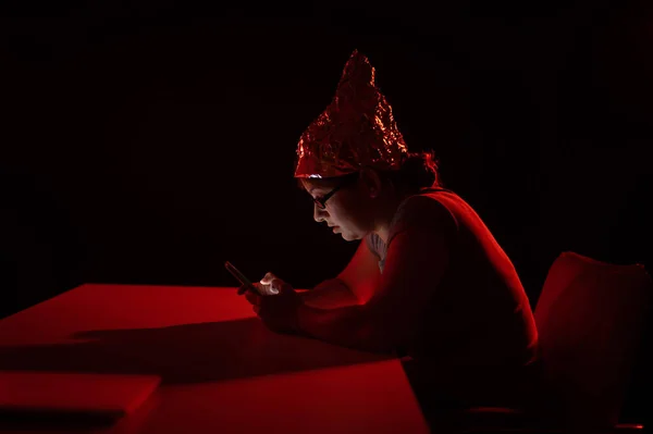 Donna Caucasica Paranoica Che Usa Smartphone Con Cappello Stagnola Teoria — Foto Stock