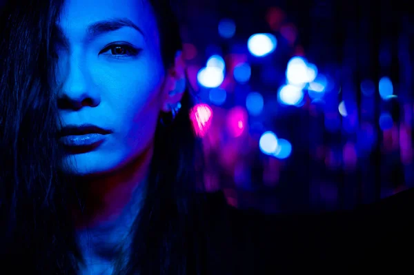 Portret Transseksualisty Studiu Oświetleniem Neonowym — Zdjęcie stockowe