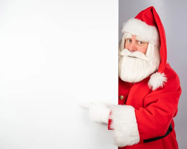Άγιος Βασίλης Κρυφοκοιτάζει Πίσω Από Μια Διαφήμιση Λευκό Φόντο Καλά — Φωτογραφία Αρχείου