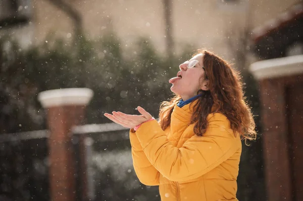 Červenovlasá Běloška Zimě Raduje Chytá Sněhové Vločky Jazykem — Stock fotografie