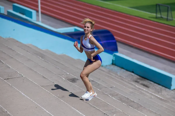 Ung Kaukasisk Kvinde Kører Stadion Trapper Udendørs - Stock-foto