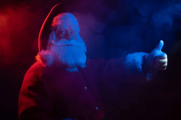 Portret Świętego Mikołaja Niebieskim Czerwonym Neonie Światła Dymu — Zdjęcie stockowe