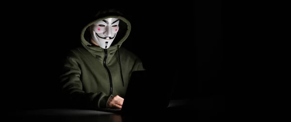 2022年6月5日俄罗斯诺沃西比尔斯克 无名氏正在黑暗中在笔记本电脑上打字 — 图库照片