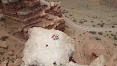 Charyn Canyon Kazakistan 'da yatan üç kişinin insansız hava aracının üst görüntüsü.