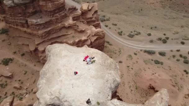Vista Superior Drone Três Pessoas Deitadas Cazaquistão Charyn Canyon — Vídeo de Stock