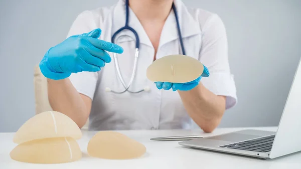 Doctor Plastic Surgeon Explains Benefits Different Breast Implants — Stock Photo, Image