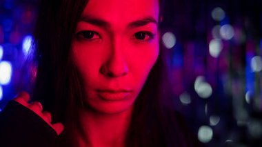 Neon ışıkta transseksüel bir erkek modelinin portresi