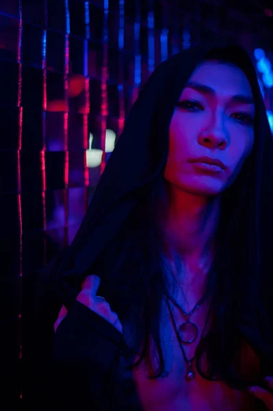 Närbild Porträtt Androgen Modell Huva Manlig Transgender Studio Med Neonljus — Stockfoto