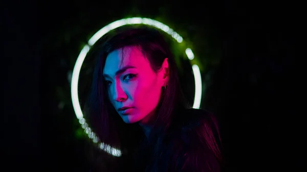 Porträtt Asiatisk Man Mot Bakgrund Cirkulär Lampa Studion Med Neonljus — Stockfoto