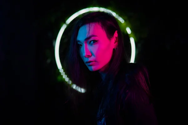 Porträtt Asiatisk Man Mot Bakgrund Cirkulär Lampa Studion Med Neonljus — Stockfoto
