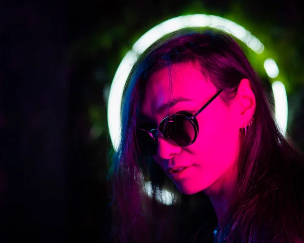 Porträtt Asiatisk Man Bär Solglasögon Neonljus — Stockfoto