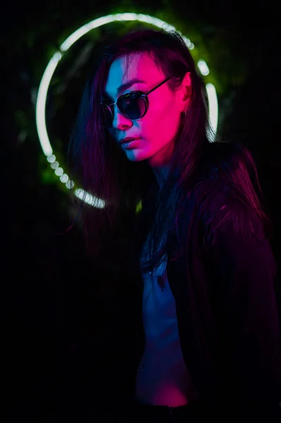 Porträtt Asiatisk Man Bär Solglasögon Neonljus — Stockfoto
