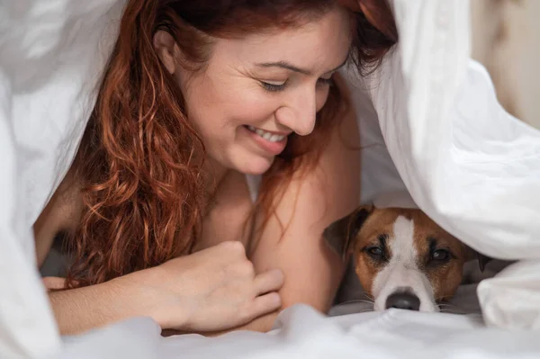 Kaukasiska Rödhåriga Kvinna Sover Omfamning Med Jack Russell Terrier Hund — Stockfoto