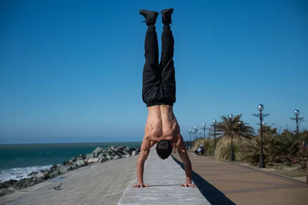 Ατρόμητος Άντρας Κάνει Κατακόρυφο Στην Παραλία — Φωτογραφία Αρχείου