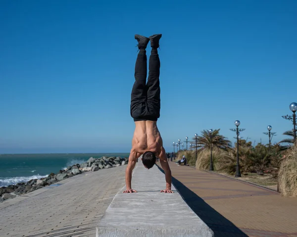 Ατρόμητος Άντρας Κάνει Κατακόρυφο Στην Παραλία — Φωτογραφία Αρχείου