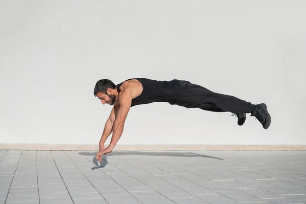 Siyah Spor Kıyafetli Bir Adam Dışarıda Şınav Çekerken Zıplıyor — Stok fotoğraf