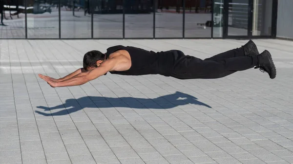 Siyah Spor Kıyafetli Bir Adam Dışarıda Şınav Çekerken Zıplıyor — Stok fotoğraf