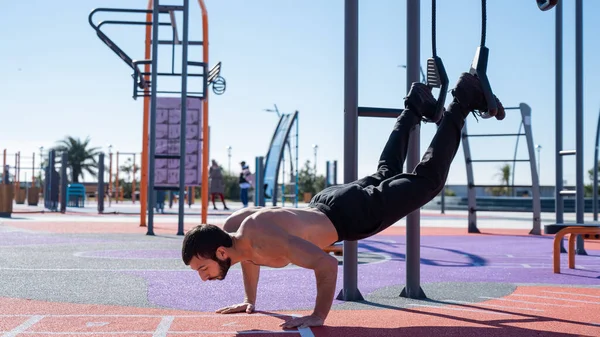 Shirtless Man Doing Loop Exercises Outdoors — Stock Photo, Image