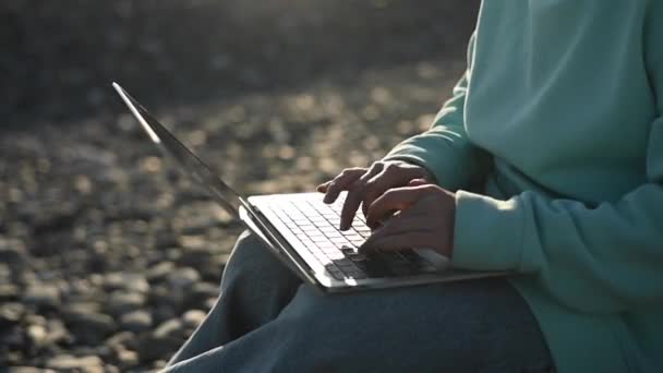 Beyaz Bir Kadının Elleri Daktilo Yazmayı Bitirir Kapatır Çakıl Taşı — Stok video