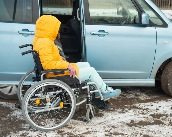 Caucasian Woman Wheelchair Gets Car — 图库照片