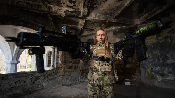 Mujer Caucásica Uniforme Del Ejército Sosteniendo Dos Ametralladoras —  Fotos de Stock