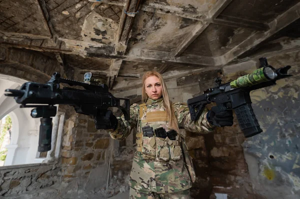 Valkoihoinen Nainen Armeijan Univormussa Pitelee Kahta Konekivääriä — kuvapankkivalokuva