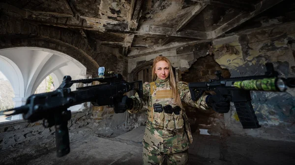 Valkoihoinen Nainen Armeijan Univormussa Pitelee Kahta Konekivääriä — kuvapankkivalokuva