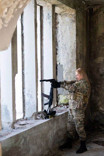 Žena Armádní Uniformě Chce Vystřelit Zbraně Opuštěné Budově — Stock fotografie