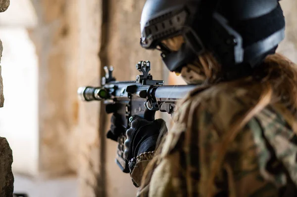 Uma Mulher Uniforme Militar Atira Uma Arma Fogo Prédio Abandonado — Fotografia de Stock