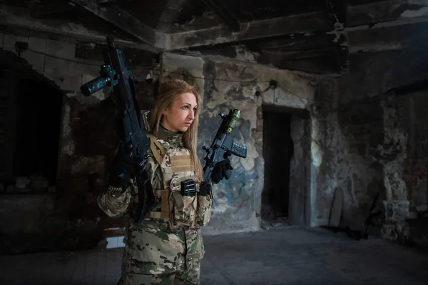Blanke Militaire Vrouw Een Verwoest Gebouw — Stockfoto