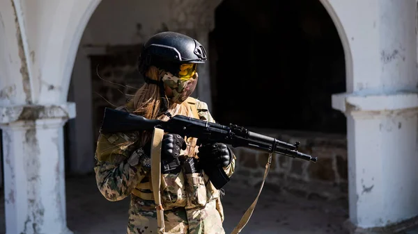Blanke Vrouw Een Beschermend Pak Met Machinegeweer Vrouwelijke Soldaat Camouflage — Stockfoto