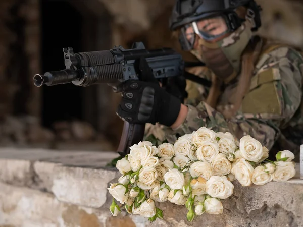 Кавказка Военной Форме Держит Пулемет Букет Белых Роз — стоковое фото