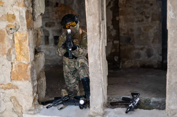 Woman Army Uniform Shoots Firearm Abandoned Building — Stock Photo, Image
