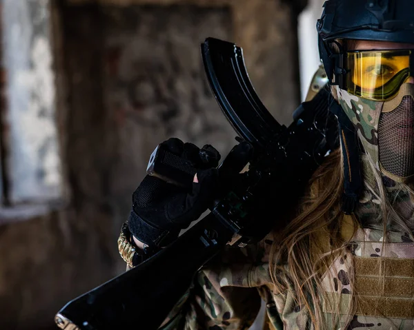 Portrait Woman Helmet Goggles Machine Gun Her Hands Female Soldier — Stock Photo, Image