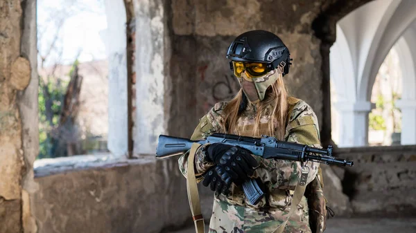 Kasklı Gözlüklü Elinde Makineli Tüfekle Bir Kadının Portresi Kamuflaj Üniformalı — Stok fotoğraf