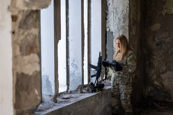 Mujer Militar Caucásica Edificio Destruido —  Fotos de Stock