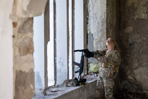 Una Mujer Con Uniforme Del Ejército Apunta Disparar Arma Fuego —  Fotos de Stock