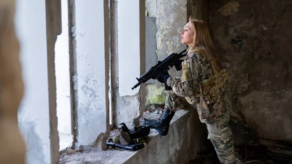 Una Mujer Con Uniforme Del Ejército Apunta Disparar Arma Fuego —  Fotos de Stock