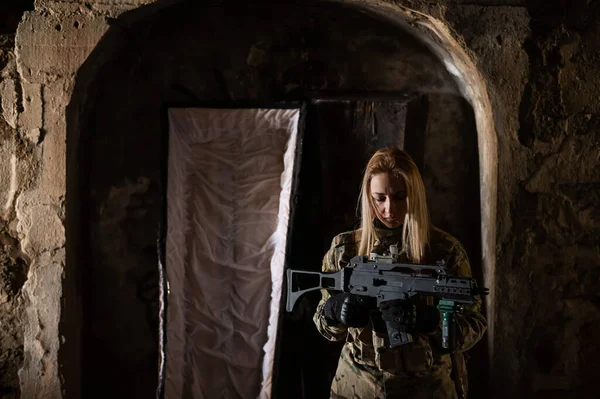 Mujer Caucásica Uniforme Del Ejército Sosteniendo Una Ametralladora Pie Cerca —  Fotos de Stock
