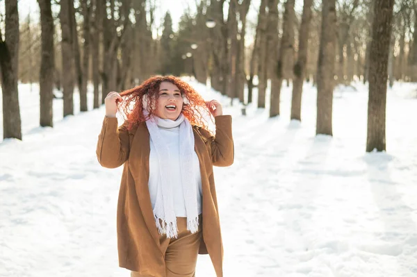 Товста Жінка Слухає Музику Навушниками Танцями Парку Взимку — стокове фото