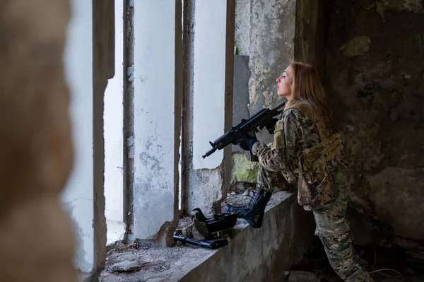 Een Vrouw Legeruniform Wil Een Vuurwapen Afvuren Een Verlaten Gebouw — Stockfoto