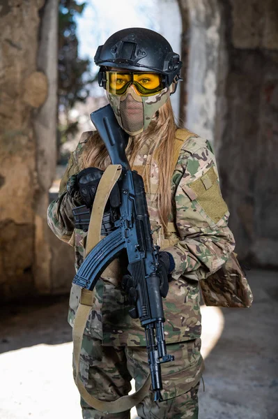 Portret Kobiety Kasku Gogle Karabinem Maszynowym Rękach Żołnierka Kamuflażu Trzyma — Zdjęcie stockowe