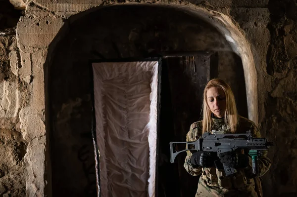 Mujer Caucásica Uniforme Del Ejército Sosteniendo Una Ametralladora Pie Cerca —  Fotos de Stock