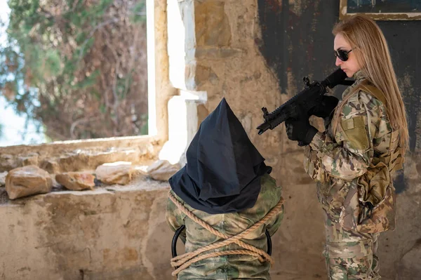 Una Mujer Caucásica Con Uniforme Del Ejército Sostiene Rehén Con —  Fotos de Stock