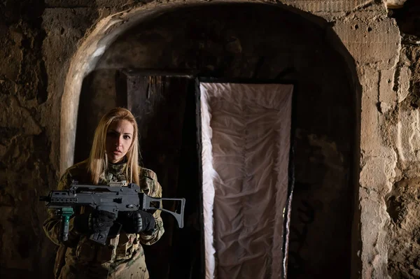 Blanke Vrouw Legeruniform Die Een Machinegeweer Vasthoudt Bij Een Open — Stockfoto