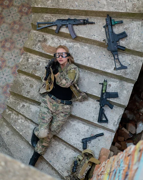 Mujer Caucásica Uniforme Militar Yace Las Escaleras Edificio Abandonado Sostiene —  Fotos de Stock