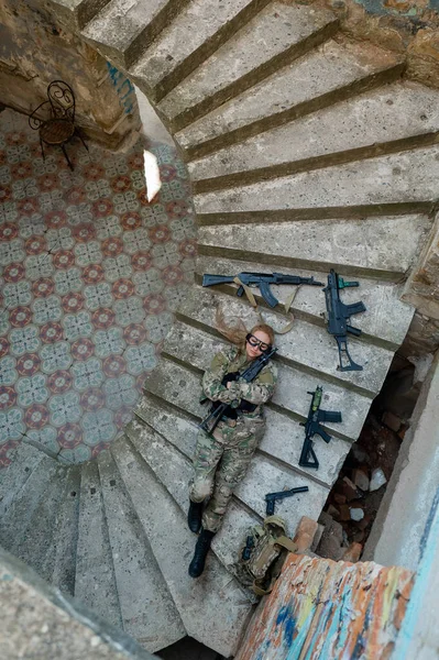 Mujer Caucásica Uniforme Militar Yace Las Escaleras Edificio Abandonado Sostiene —  Fotos de Stock