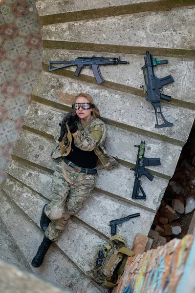Biała Kobieta Mundurze Wojskowym Leży Schodach Opuszczonego Budynku Trzyma Karabin — Zdjęcie stockowe